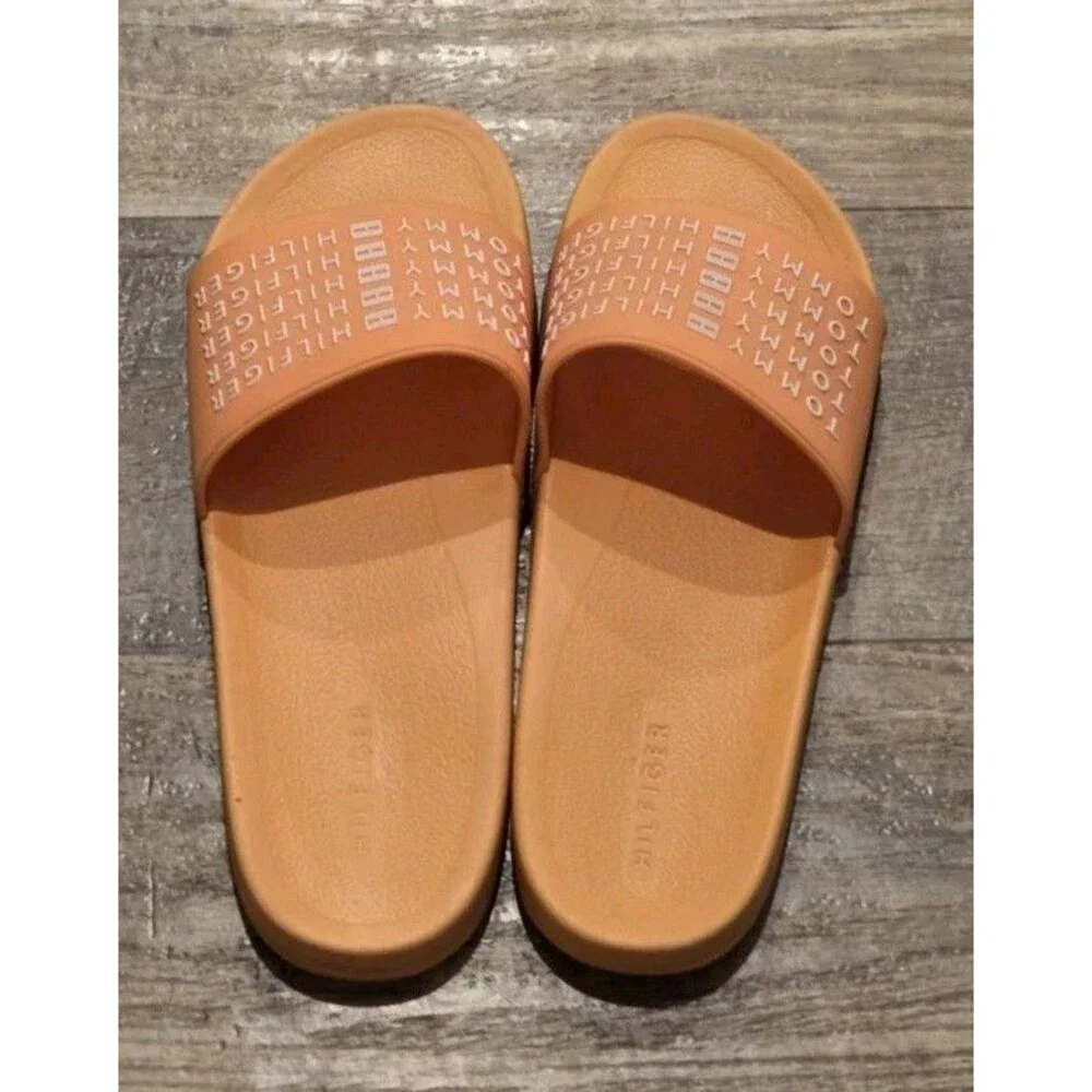 Tommy Hilfiger Esco-C slide sandals featuring a high relief logo strap -Size 10M